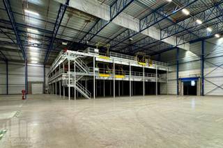 <strong>Ruime en moderne logistieke magazijnen op een strategische locatie in Willebroek</strong>, aan het Zeekanaal Brussel-Willebroek en vlakbij de A12 en N16. Dankzij de centrale ligging tussen Antwerpen en Brussel is dit een ideale uitvalsbasis voor logistieke activiteiten.<br /><br />De site biedt<strong> 16.871 m² magazijnruimte</strong>, aangevuld met een mezzanine van 1.000 m² en 60 m² kantoren. Er zijn<strong> 12 laadkaaien</strong>, een <strong>vrije hoogte van 11,30 m</strong> en een hoge vloerbelasting van 50 kN/m² dynamisch, 80 kN/m² verplaatsbaar rek . De gebouwen zijn uitgerust met een ESFR sprinklersysteem, LED-verlichting en alle nodige nutsvoorzieningen. Er wordt hiernaast geïnvesteerd in duurzaamheid met o.a. zonnepanelen, EV-laadpunten, extra laad- en loszones en een BREEAM “Very Good”-certificering in voorbereiding.<br /><br />Op het terrein is ruime parkeergelegenheid voorzien voor zowel vrachtwagens als personenwagens. De locatie is vlot toegankelijk voor zwaar verkeer en biedt brede manoeuvreerruimte. Onmiddellijk beschikbaar.<br /><br />Contacteer <strong>PANORAMA B2B</strong> voor bijkomende inlichtingen, plannen of een vrijblijvend plaatsbezoek <strong>03 225 03 03</strong>.