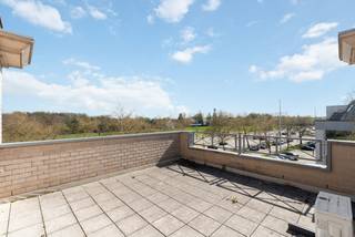 Dit uitzonderlijk ruime appartement met een bewoonbare oppervlakte van 308 m² (bron EPC) biedt alle comfort voor wie op zoek is naar plaats, licht...