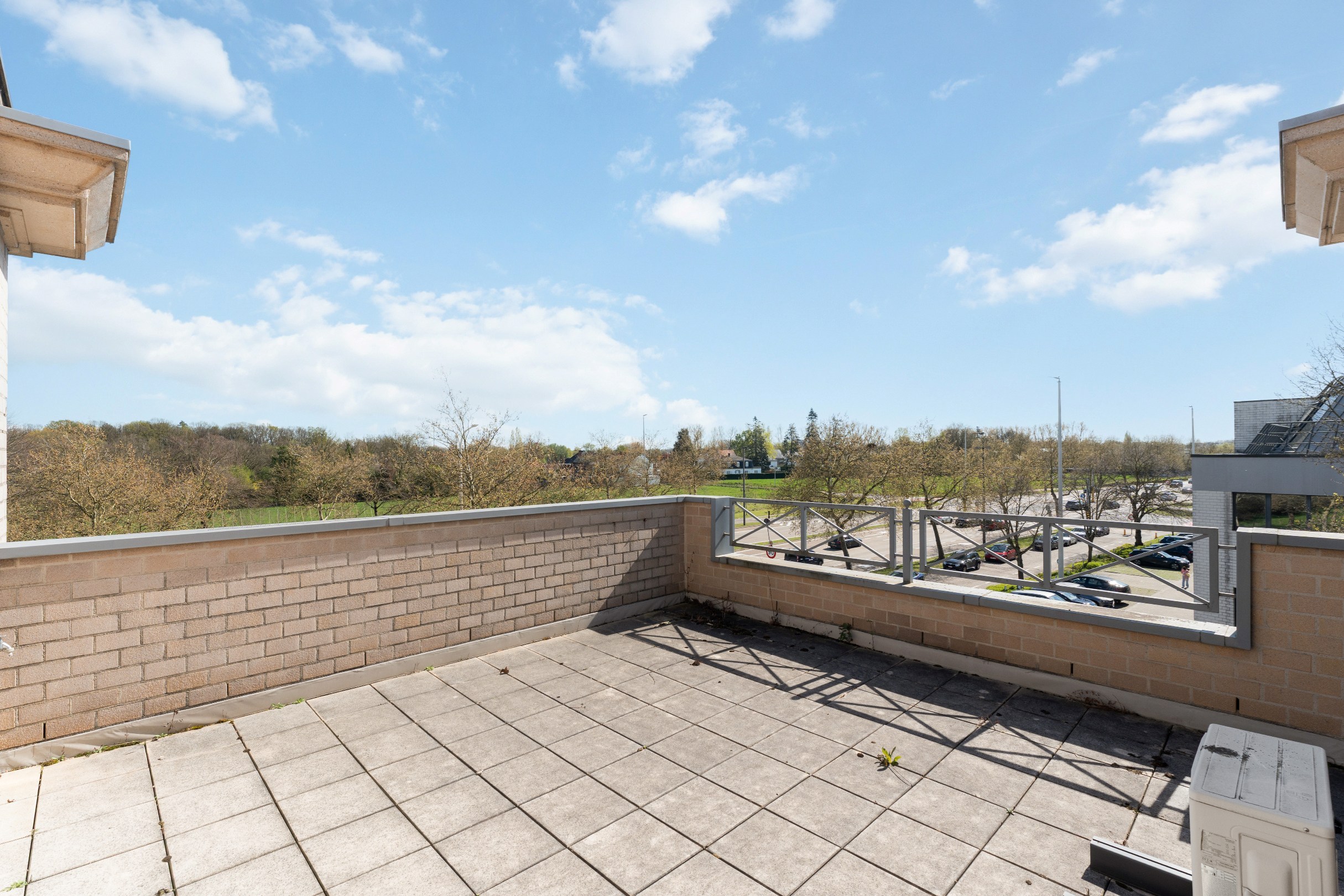 Ruim en uniek appartement met 4 slaapkamers - foto 2