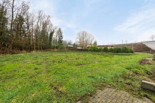 Bouwgrond van 8A 24CA voor open bebouwing.Straatbreedte: 20m. Diepte: 38,12m. Zuid-oriëntatie. Geen bouwverplichting.Centrale ligging nabij station...