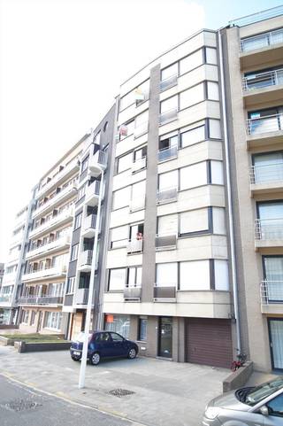 Appartement agréable avec 1 chambre à coucher qui se trouve à 50 m de la digue et tout près du centre ! <br />Composition : hall d'entree , living spacieux , cuisine ouverte , salle de bain avec baignoire et toilette,1 chambre à coucher . Cave privée inclus dans le prix de vente!