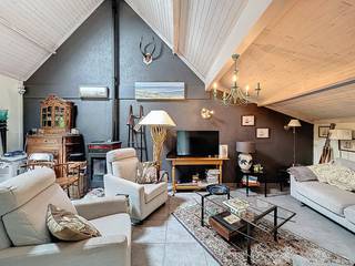 Deze gezellige vakantiewoning bevindt zich in het domein Nieuwendamme, op een steenworp van de jachthaven van Nieuwpoort.<br />Indeling: inkomhal, badkamer met douche en enkele lavabo, toilet, slaapkamer op de eerste verdieping. ruime en lichtrijke leefruimte, volledig ingerichte keuken en een zonnige, gezellige tuin.<br />Ideaal als tweede verblijf of investering aan de kust! Het domein Nieuwendamme beschikt over een gemeenschappelijk zwembad en een speeltuin. 