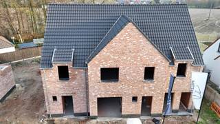 Deze nieuwbouwwoning is gelegen te Bovekerke en bestaat uit: <br /><br />Gelijkvloers: inkomhal - gastentoilet - lichtrijke living met open ingerichte keuken - garage.<br /><br />Op 1ste verdieping: nachthal - afzonderlijk toilet - 4 slaapkamers - badkamer - zolderluik naar de opbergzolder.<br /><br />troeven van deze woning: <br /><br />- rustige ligging<br />- energiezuinig<br />- kwalitatief en duurzaam afgewerkt<br />- 6% BTW mogelijk !<br /><br />EPC: Woning in aanbouw<br /><br />Prijs 357 000 € (exclusief registratierechten op de bouwgrond, exclusief BTW op de constructie, exclusief aansluitingskosten. Exclusief kosten landmeter, architect, .... ).