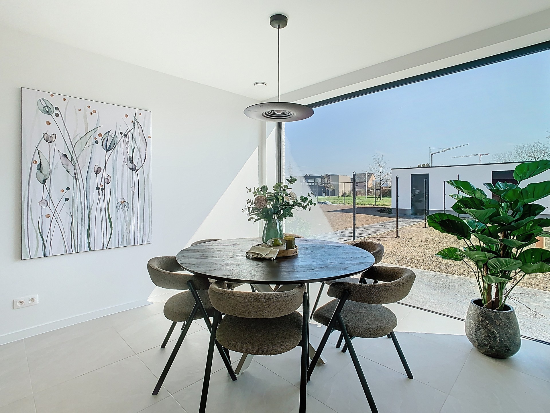 Moderne halfopen gezinswoning met 3 slaapkamers, ruime tuin en garage - foto 4