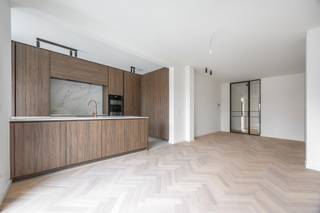 Residentie Luppen: kleinschalig renovatieproject nabij het Groen Kwartier<br /><br />Nabij het Groen Kwartier bevindt zich dit kleinschalig renovatieproject, op wandelafstand van scholen, winkels, openbaar vervoer en sfeervolle horecazaken. <br />Dit hippe project omvat 6 appartementen en 1 penthouse, met verschillende indelingen en keuze uit 1 of 2 slaapkamers, met oppervlaktes variërend van 50 tot 80 m². Elk appartement beschikt over een aangenaam, zuidgericht terras met uitzicht op het woonerf De Confiserie.<br /><br />De appartementen worden afgewerkt met kwalitatieve en duurzame materialen en zijn energiezuinig (zonnepanelen, vloerverwarming, ventilatiesysteem). Bovendien zijn alle appartementen volledig geschilderd en dus onmiddellijk instapklaar.<br /><br />Info en verkoop:<br />De verkoop geschiedt onder BTW op het constructieaandeel en registratierechten op het grondaandeel.<br />De aankoop van een kelderberging is verplicht (prijzen vanaf 4.500, exclusief aankoopkosten).<br />Optioneel kan er een ondergrondse autostaanplaats worden aangekocht.<br />Voor meer info: bel Karin op 0486/97 84 27 of mail karin@reds.be