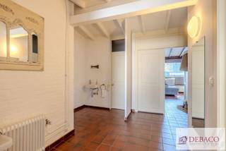 Prachtige riante woning, in uitstekende staat en goed onderhouden, bestaat:* op het gelijkvloers uit een inkomhal met vestiaire en aparte WC,...