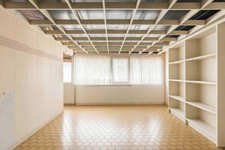 <p><strong><span>Op zoek naar een woning met tal van mogelijkheden op een centrale locatie in Lebbeke?</span></strong></p>
<p><span>De woning is gelegen aan de Kapellekensbaan, op een bijzonder gunstige locatie in het centrum van Lebbeke. Dankzij de uitstekende bereikbaarheid en vlotte verbinding met de omgeving geniet u hier van een praktische ligging. Scholen, winkels, openbaar vervoer en het treinstation bevinden zich bovendien op wandelafstand.</span></p>
<p><span>Huidige indeling</span></p>
<p><span>Aan de straatzijde bevindt zich het eerste deel van de woning. Bij het binnenkomen treffen we een ruime oppervlakte van ca. 45 m² aan, die vroeger dienstdeed als handelsruimte. Deze ruimte kan perfect geïntegreerd worden in de bewoonbare oppervlakte, maar biedt eveneens de mogelijkheid om ingericht te worden als inpandige garage.</span></p>
<p><span>Op de eerste verdieping is er ruimte voorzien voor een woonkamer met keuken, aangevuld met een aparte slaapkamer en aansluitende badkamer. Via een vaste trap bereikt u de zolderverdieping, waar de mogelijkheid bestaat om een tweede slaapkamer te creëren. Een mooie extra troef: het dak werd in </span><strong><span>2024 volledig vernieuwd én geïsoleerd</span></strong><span>.</span></p>
<p><span>Daarnaast beschikt de woning over een aanbouw die nog extra bewoonbare mogelijkheden biedt. Hier vinden we een derde, ruime slaapkamer van ca. </span><strong><span>17,5 m²</span></strong><span>, een uitgeruste badkamer, een ingerichte keuken en een bijzonder ruime woonkamer van maar liefst </span><strong><span>40 m²</span></strong><span>.</span></p>
<p><span>Dankzij de bestaande indeling, de verschillende ruimtes en de grote flexibiliteit van het pand biedt deze woning een uitstekende basis voor wie op zoek is naar een woning die volledig naar eigen smaak en wensen kan worden ingericht.</span></p>
<p><strong><span>Een eigendom boordevol potentieel, op een centrale ligging in Lebbeke!</span></strong></p>
<em>Bent u benieuwd naar het potentieel van deze woning? </em><br />Contacteer ons vandaag nog voor een bezoek ter plaatse via info@impromove.be of 02 887 80 56.