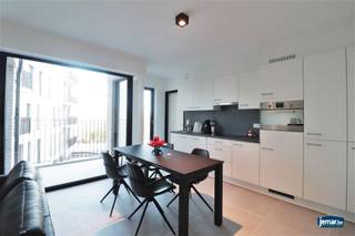 <p><span>In Maasmechelen, op de hoek van de Joseph Smeetslaan en de Rijksweg, ligt 'Residentie DE TROYER'.</span></p><p><span>Deze residentie omvat 57 éénslaapkamer-appartementen, een optimale mobiliteit en voldoende parkeergelegenheid in een ondergrondse garage.  </span></p><p><span>Ook zijn deze appartementen ideaal gelegen met winkels en horeca op wandelafstand en een apotheek en de zorgba(a)r op het gelijkvloers van de residentie.  </span></p><p><span> </span></p><p><span>Troeven</span><span>:</span></p><p><span> </span></p><p><span>- Veilige investering of betaalbaar wonen voor een particulier!  </span></p><p><span>- Appartementen zijn reeds verhuurd, dus onmiddellijk rendement! Dit appartement staat momenteel te huur aan €623,64+ €85 = €708,64!</span></p><p><span>- Energiezuinig met individuele warmtepomp!</span></p><p><span>- Wasserette aanwezig voor de bewoners!</span></p><p><span>- Inclusief parkeerplaats ondergronds!</span></p><p><span> </span></p><p><span>Nu te koop onder registratierechten! Geen btw 21 %!</span></p><p><span> </span></p><p><span>Wees er snel bij en neem vandaag nog contact op met Diana voor meer informatie: <span>diana@jemar.be</span></span><span> of 0484.35.70.31!</span></p><p><span> </span></p>