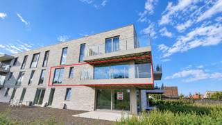 <strong>Appartement 1.01 – Modern wonen met ruim terras in Klaverstuk 24</strong><br /><br />Ontdek <strong>appartement 1.01,</strong> een stijlvol appartement op de eerste verdieping van het gloednieuwe <strong>Klaverstuk 24</strong> in Zedelgem.<br />Met een praktische indeling, hoogwaardige afwerking en een ruim terras is dit appartement ideaal voor wie compact, comfortabel en energiezuinig wil wonen.
<h4><strong>Kenmerken van appartement 1.01</strong></h4>
* Bewoonbare oppervlakte: 69 m²<br />* Inkomhal met apart gastentoilet.<br />* 1 ruime slaapkamer, perfect voor singles of koppels.<br />* Moderne badkamer met meubel en inloopdouche.<br />* Lichtrijke leefruimte dankzij grote raampartijen, verbonden met een open, volledig uitgeruste keuken.<br />* Praktische wasplaats voor extra opbergruimte.<br />* Ruim terras van 20 m², ideaal om buiten te ontspannen en genieten van het uitzicht.<br />* Inclusief ondergrondse parkeerplaats en fietsenberging.
<h4><strong>Hoogwaardige afwerking en energiezuinig</strong></h4>
Dit instapklare appartement is voorzien van:
<ul>
<li>* Vloerverwarming voor aangenaam wooncomfort.</li>
<li>* Warmtepomp en zonnepanelen voor energiezuinige en milieuvriendelijke oplossingen.</li>
<li>* Een uitzonderlijk laag E-peil van 30, wat recht geeft op vrijstelling van de onroerende voorheffing.</li>
</ul>
<h4><strong>Wonen in het hart van Zedelgem</strong></h4>
Gelegen in een rustige en groene omgeving biedt Klaverstuk 24 een perfecte mix van rust en bereikbaarheid. Het centrum van Zedelgem, openbaar vervoer en verbindingswegen naar Brugge en andere steden zijn binnen handbereik.<br /><br />Dit appartement is dé ideale keuze voor wie modern comfort zoekt in een kleinschalig en duurzaam project.<br /><strong>Contacteer ons vandaag voor meer informatie of een bezoek.</strong><br /><br />Uw nieuwe thuis wacht op u!<br /><br />051 21 11 11 of matias@imfiro.be