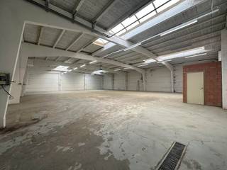 Magazijn te huur van ca. 475 m² in Gullegem.Specificaties: - Vrije hoogte: 4,50 meter;- Elektrische sectionale poort: 4,30m (b) x 4m...