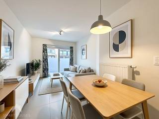 <span>Op slechts 100 meter van het strand van Wenduine bevindt zich dit vernieuwde, energiezuinige appartement in een kleinschalige residentie. Het appartement, toegankelijk via de gemeenschappelijke inkomhal met lift, biedt een ideale mix van comfort en functionaliteit en is de perfecte uitvalsbasis voor wie graag dichtbij zee verblijft. De leefruimte omvat een gezellige zit- en eethoek met een aangename lichtinval. Vanuit de leefruimte heeft u toegang tot het balkon, vanwaar u de zee op korte afstand kan zien en de nabijheid van de kust extra tot zijn recht komt. De open keuken sluit praktisch aan op de leefruimte en is functioneel ingericht. Verder beschikt het appartement over een afzonderlijk toilet en een handige berging, wat zorgt voor extra comfort en bergruimte. De slaapkamer is ruim en beschikt over een open badkamer met lavabo en inloopdouche, wat zorgt voor een praktische en eigentijdse indeling. Dankzij de uitstekende ligging op wandelafstand van alle voorzieningen en het strand vormt dit appartement een interessante opportuniteit, zowel als vaste woonst, tweede verblijf of investering aan zee. In deze residentie worden vijf appartementen te koop aangeboden wat de mogelijkheid biedt om het verdiep te kiezen.<br /></span><br />Troeven<br />
<ul>
<li>energiezuinig</li>
<li>volledig gerenoveerd in 2018</li>
<li>op 100 meter van het strand</li>
<li>op 100 meter van tramhalte</li>
<li>in een rustige straat</li>
<li>instapklaar</li>
</ul>
<p>Deze woning is te koop ZONDER makelaar via het concept van Smart Houses. Wenst u verdere inlichtingen of een bezoek? Contacteer rechtstreeks de eigenaar via 0486/49.68.97</p>