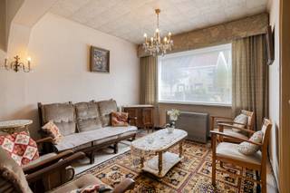Deze kloeke woning biedt tal van mogelijkheden en is ideaal voor wie op zoek is naar een renovatieproject met veel potentieel.<br />Dankzij de solide structuur, ruime indeling en gunstige ligging kan u deze woning volledig naar eigen smaak en wensen omvormen tot een comfortabele gezinswoning.<br /><br />De woning is gelegen in een bijzonder rustige wijk net buiten het centrum van Roeselare, met een vlotte verbinding naar zowel het stadscentrum als de Ring van Roeselare en de E403. Scholen, bushaltes en grootwarenhuizen bevinden zich bovendien op fietsafstand.<br />Via de voortuin bereiken we de woning. Deze ruimte biedt verschillende mogelijkheden en kan naar eigen wens worden heraangelegd of eventueel ingericht als autostaanplaats.<br /><br />Bij het betreden van de woning komen we in de inkomhal met gastentoilet. Aansluitend bevindt zich een ruime berging.<br />Vanuit de hal is er toegang tot de lichtrijke leefruimte, die in verbinding staat met de ruime keuken. Via de veranda bereikt u de gezellige, volledig omheinde tuin, waar u in alle rust kan genieten.<br />Verder biedt de inkomhal toegang tot de droge kelder.<br /><br />Op de eerste verdieping bevinden zich de nachthal, drie volwaardige slaapkamers en een badkamer.<br />Daarnaast is er nog een vierde kamer, die tal van mogelijkheden biedt en bijvoorbeeld kan worden gebruikt om de bestaande badkamer uit te breiden of als extra dressing, bureau of hobbyruimte.<br /><br />Via een vaste trap bereiken we de tweede verdieping, waar zich een ruime zolder bevindt.<br />Deze verdieping kan perfect worden ingericht als extra slaapkamer, eventueel gecombineerd met bijkomende bergruimte.<br /><br />Kortom, een woning met een solide basis en bijzonder veel potentieel voor wie op zoek is naar ruimte en de mogelijkheid om een woning volledig naar eigen smaak te renoveren.<br />De woning beschikt over een bewoonbare oppervlakte van 158 m² en is gelegen op een perceel van 175 m².<br /><br />Bent u op zoek naar een woning met mogelijkheden op een rustige, maar vlot bereikbare locatie in Roeselare? Aarzel dan niet om contact met ons op te nemen via 051/201 400 voor meer informatie of een bezoek.