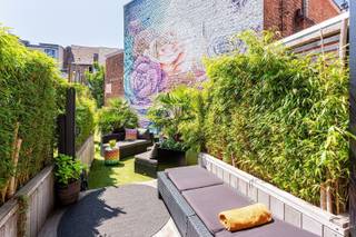 Hoogwaardig afgewerkt appartement met zonnig terras<br /><br />Dit appartement is gelegen in het hart van 2018 Antwerpen, in een rustige enkelrichtingstraat. Het levendige Zurenborg en de gezellige Dageraadplaats bevinden zich op wandelafstand, net als het Centraal Station en het groene Stadspark. Ook winkels, horeca en andere voorzieningen zijn vlot bereikbaar, waardoor u hier geniet van optimaal stedelijk comfort. In een kleinschalig en verzorgd gebouw bevindt zich dit instapklare en stijlvol afgewerkte appartement met één slaapkamer, gelegen op de eerste verdieping (geen lift). Het appartement geniet van een zuidoostgericht terras, wat zorgt voor een aangename lichtinval gedurende de dag. De lichtrijke leefruimte sluit mooi aan op de volledig geïnstalleerde open keuken, afgewerkt met kwalitatieve materialen. De badkamer beschikt over een douche, wastafel en handdoekdroger. Daarnaast is er een apart toilet. Het appartement is asbestveilig en beschikt over een conforme elektrische keuring. Vrij vanaf juli 2026 en wordt bemeubeld verkocht. De maandelijkse lasten bedragen €50 en omvatten 14-daagse poetsdienst voor de gemeenschappelijke delen, ramenwasser, elektriciteit van de gemeenschappelijke delen en onderhoud brandblusapparatuur. Huur van een garage nabij is mogelijk. Ideaal voor alleenstaanden of koppels!<br /><br />Verplichte vermeldingen<br />EPC: 361 kWh/m²<br />P-score: A<br />G-score: A<br />Stedenbouwkundige inlichtingen: Vg, Wche, Gvkr, Gmo, Gvv