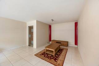 <h2>Appartement de plain-pied prêt à emménager avec 3 chambres, jardin ensoleillé et garage privatif à Ekeren<span></span></h2>
<p>Vous recherchez un appartement spacieux, prêt à emménager, alliant confort, espace et excellente situation ? Cet appartement soigné de plain-pied, situé dans une rue résidentielle calme à Ekeren, mérite toute votre attention. Avec une surface habitable d'environ <strong>109 m²</strong>, un jardin privatif d'environ <strong>70 m²</strong> et un garage indépendant, ce bien offre une combinaison rare sur le marché.</p>
<h3>Agencement</h3>
<p>Le hall d'entrée spacieux donne accès à toutes les pièces.</p>
<p>Le séjour lumineux d'environ 45 m² bénéficie de grandes baies vitrées offrant une belle luminosité naturelle et communique directement avec la cuisine entièrement rénovée en 2015, équipée de tous les appareils électroménagers encastrés.</p>
<p>L'appartement comprend également :</p>
<ul>
<li>trois chambres spacieuses (env. 15 m², 12 m² et 10 m²), dont une avec des placards sur mesure ;</li>
<li>une salle de bains rénovée en 2020 avec douche à l'italienne, douche pluie, meuble lavabo, sèche-serviettes et espaces de rangement ;</li>
<li>des toilettes séparées ;</li>
<li>une buanderie indépendante.</li>
</ul>
<p>Le séjour donne accès à une terrasse couverte et au jardin privatif entièrement aménagé et facile d'entretien. À l'arrière se trouve un garage indépendant avec porte motorisée et électricité. <strong>Le garage est compris dans le prix.</strong></p>
<p>Construit en <strong>2002</strong>, l'appartement est en excellent état et prêt à être occupé. Il dispose de châssis PVC avec double vitrage, d'un chauffage central au gaz et de volets roulants.</p>
<p>Situé dans un quartier résidentiel calme, à proximité des commerces, écoles, transports en commun et axes vers Anvers, ce bien est idéal pour les familles, les couples ou toute personne souhaitant vivre confortablement de plain-pied.</p>
<p><strong>Intéressé ? Contactez Immo Point au +32 3 535 12 75.</strong></p>