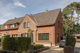 Koppelwoning in <strong>perfecte staat</strong> van onderhoud en erg mooi afgewerkt gelegen in het gewilde Mariaburg. <br /><br /><strong>Indeling:</strong><br />Gelijkvloers: Gezellige inkomhal, living met gashaard, eethoek en open keuken voorzien van alle toestellen, apart toilet, bijkeuken, berging.<br />1ste Verdieping: 3 slaapkamers en moderne douchekamer.<br /><br /><strong>Bijzonderheden</strong>:
<ul>
<li>Kelder.</li>
<li>Aparte garage in de tuin - 2 ruime zonneterrassen.</li>
<li>Nabij scholen, sportclubs, winkels, etc.</li>
</ul>
