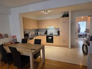 Lichtrijk 2-slaapkamerappartement met terras.Dit mooie appartement is gelegen op een top locatie. Het appartement beschikt over twee volwaardige slaapkamers beide met een aangrenzend terras aan de rustige achterzijde.De volledig uitgeruste keuken biedt alle comfort voor dagelijks gebruik. De ruime en bijzonder lichtrijke leefruimte zorgt voor een open en ontspannen woongevoel.Een ideaal appartement voor wie comfortabel wil wonen op een topligging op wandelafstand van de zee. In de kelder is er ook een berging aanwezig. De forfaitaire kosten zijn 50 euro/maand.Wenst u meer informatie of een bezoek ter plaatse? Neem gerust contact op wij begeleiden u graag.