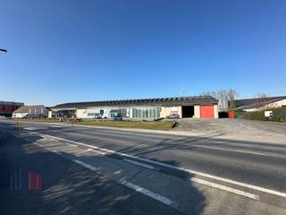 Op een strategische ligging in Kuurne bevindt zich dit uitgebreid bedrijfscomplex met een totale gebouwoppervlakte van +/- 6.555 m², gelegen op...