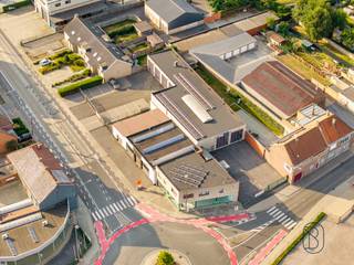 TOPgelegen recente bouw: momenteel ingericht als recente garage/werkplaats/atelier met ingebouwde carwash (extra over te nemen).
Handige grote parking, uitgevend op 2 straten.
In perfecte staat en direct instapklaar.
Omheind en afgesloten met automatische poorten, voorzien van regenwaterput en zonnepanelen.
Mogelijkheid bijkopen extra grote parking.
Bezoek na afspraak via arne@immobeguin.be