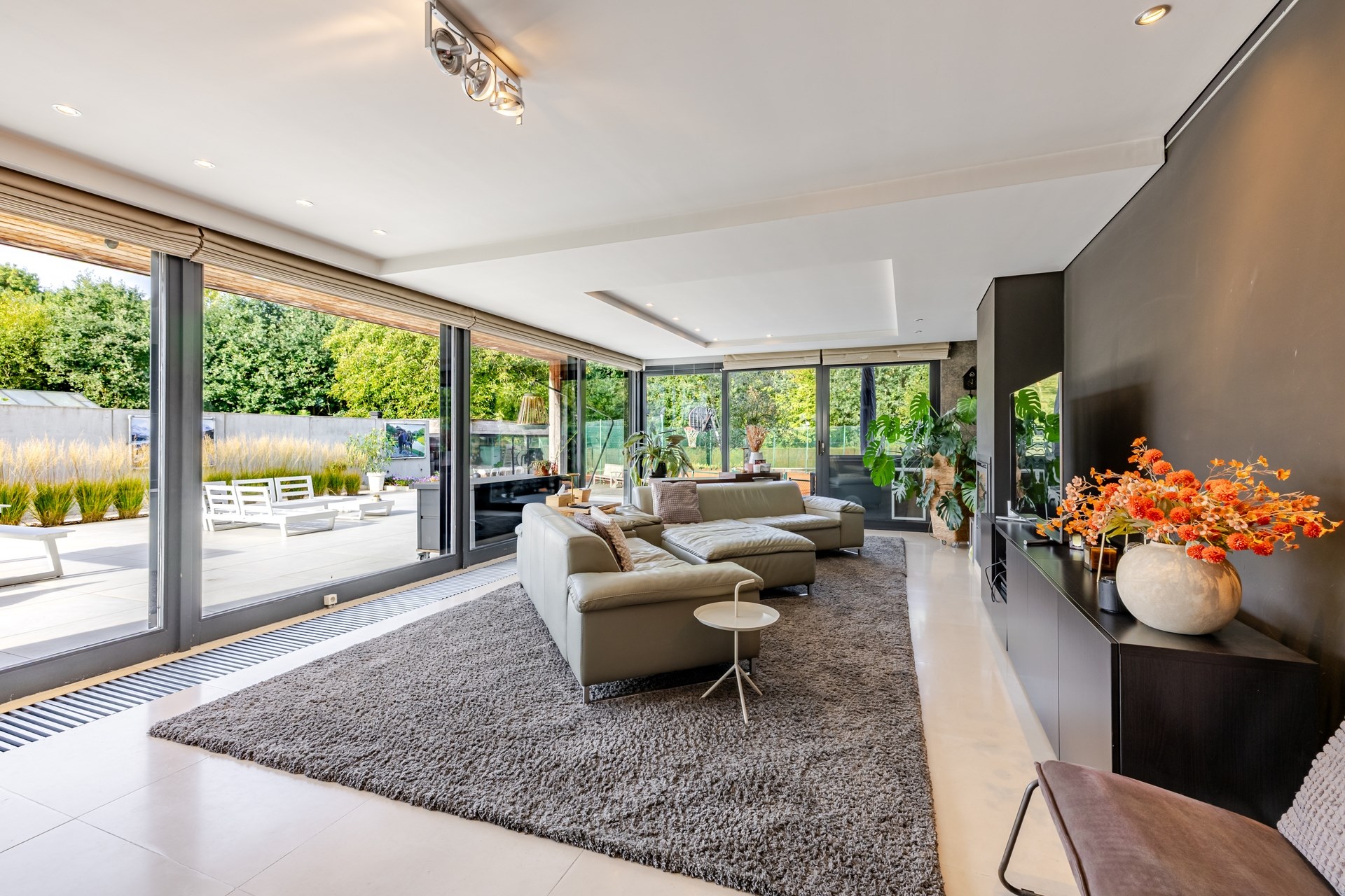 Exclusieve woning met 5 slaapkamers, tennisplein, poolhouse en ruime tuin - foto 5