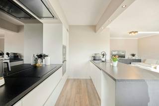 Dit recent en volledig gerenoveerd appartement te koop in Burcht biedt een zorgeloze en comfortabele woonervaring. Gelegen in het centrum van Burcht combineert dit vastgoed een moderne afwerking met een uiterst centrale ligging. Dankzij de grondige renovatie is het pand volledig instapklaar en direct te betrekken.<br /><br />De uitstekende bereikbaarheid is een van de grootste troeven. Scholen, winkels en het openbaar vervoer bevinden zich op in een straal van 1 km van het appartement. Wie wenst te investeren of een eigen woning wil kopen in Burcht, geniet hier van een uitstekende ligging met een vlotte verbinding naar de belangrijkste invalswegen.<br /><br />Indeling van het appartement op de vierde verdieping (met lift):<br /><br />- Inkomhal met praktische ingemaakte kast<br />- Woonkamer met stijlvolle kasten op maat<br />- Moderne open keuken<br />- Aangenaam terras<br />- Recente badkamer<br />- Ruime slaapkamer<br />- Afzonderlijk toilet<br />- Private kelderberging<br /><br />Bent u op zoek naar een gerenoveerd en instapklaar appartement in Burcht? Neem gerust contact op voor aanvullende informatie of een bezoek ter plaatse via Dewaele.com<br /><br />Bestuursmaatregelen in het maatregelenregister: nee