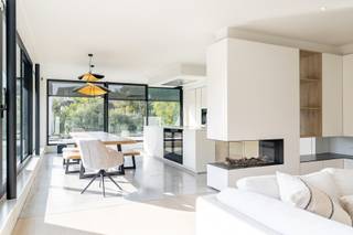 Deze recente moderne villa uit 2018 combineert moderne luxe met praktisch wooncomfortGelegen in een rustige en residentiële wijk biedt deze woning...