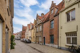 Ontdek deze <strong>gezellige stadswoning</strong>, ideaal gelegen <strong>binnen de Brugse vesten</strong>.<br />Deze woning combineert een <strong>centrale ligging</strong> met een <strong>praktische indeling, </strong>perfect om <strong>Brugge op zijn best te ervaren</strong>.<strong> </strong><br />Bij het <strong>betreden van de woning</strong> kom je terecht in de <strong>inkomhal</strong>, voorzien van een <strong>gastentoilet</strong>. Verder leidt de hal naar de <strong>leefruimte</strong> met een prachtige, grote <strong>sierschouw</strong>. Aansluitend bevindt zich de <strong>keuken</strong> en een <strong>gezellig stadskoertje</strong>. <br />Vanuit de leefruimte bereik je het <strong>eerste verdiep</strong>, waar zich een <strong>slaapkamer en een badkamer</strong> bevinden.<br />Op de <strong>tweede verdieping</strong> bevindt zich nog een <strong>extra zolderkamer</strong>, die perfect kan dienen als <strong>tweede slaapkamer, bureau of hobbyruimte</strong>.<br /><br />Dankzij de <strong>gunstige ligging</strong> bevinden <strong>winkels, horeca, openbaar vervoer en andere voorzieningen</strong> zich op <strong>wandelafstand</strong>. <br /><br /><u><strong>Troeven:</strong></u><br />- Gelegen <strong>binnen</strong> de <strong>Brugse vesten</strong><br />- <strong>Centrale</strong> en <strong>rustige ligging</strong><br />- Gezellige <strong>leefruimte en stadskoer</strong><br />- <strong>2 slaapkamers </strong><br />- <strong>Karaktervolle woning</strong><br /><br />Interesse in deze woning? <br />Matthis 0477 804 350 - <strong><u>matthis@dekeyser.immo</u></strong><br />Leopold 0499 618 354 - <u><strong>leopold@dekeyser.immo</strong></u><br /><strong>Bezoekdag</strong> op <strong>zaterdag 25 april</strong><br /><strong>Vanafprijs €265.000</strong><br /> 