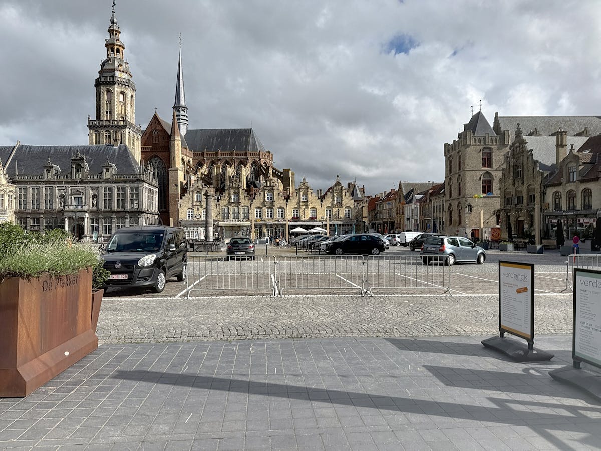 Handelsgelijkvloers te huur op de Grote Markt te Veurne. - foto 4