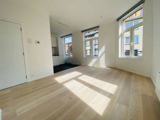 UKKEL – Wijk Molière/Churchill – Dicht bij winkels en openbaar vervoer, mooi appartement van ±63 m² op de 3e en laatste verdieping. Indeling: inkomhal, aangename woonkamer van ±20 m², volledig ingerichte open keuken, nachthal, 1 slaapkamer van ±13 m², doucheruimte met aansluiting voor wasmachine, apart toilet. Kelder. Verlichting en zonwering geïnstalleerd! Voorziening voor lasten: 50 €/maand (gemeenschappelijk). Beschikbaar vanaf 01/02/2025. EPC: G*. Afmetingen ter indicatie.