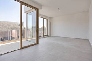 Ligging:<br />Dit mooie penthouse is gelegen op Pas 9 in hartje Geel. Het appartement bevindt zich op wandelafstand van De Markt. Hierdoor bevinden de vele winkels, horecazaken, alsook het openbaar vervoer zich in de nabije omgeving. Het mooie uitzicht op de kerk en het marktplein maakt dit appartement compleet.<br /><br />Beschrijving van dit nieuwbouwappartement (met lift) is als volgt:<br />- Inkomhal met ruimte voor vestiaire<br />- Lichtrijk appartement met vele raampartijen en dakkoepels in de hal en de badkamer<br />- Open keuken is prachtig ingericht met alle nodige toestellen (spoelbak, inductie kookplaat, dampkap, combi-oven, koelkast en vaatwasser)<br />- Badkamer met een badkamermeubel, dubbele lavabo, wc en inloopdouche<br />- 2 slaapkamers met elk toegang tot het terras achteraan<br />- Tweede terras vooraan<br />- Apart gastentoilet met handenwasser<br />- Berging met aansluiting voor een wasmachine<br />- Verwarming/koeling : een warmtepomp zorgt voor aangename temperaturen aan de hand van vloerverwarming en vloerkoeling<br />- Private kelderberging<br />- Carport met bekabeling voor laadpaal op afgesloten parking achteraan het gebouw<br />- Afgesloten gemeenschappelijke fietsenstalling<br />- Het appartement beschikt over 8 private zonnepanelen<br /><br />Extra:<br />- Huurprijs 1275 euro/maand + 75 euro /maand gemeenschappelijke kosten.<br />- Beschikbaar vanaf 15/05/2026<br />- Energiezuinig appartement met uitzonderlijke plafondhoogtes <br />- Domotica voorzien<br />- Het appartement wordt volledig geschilderd en voorzien van lichtarmaturen<br /><br />Uitsluitend via onze website www.vastengoed.be kan u een bezichtiging inplannen op de vooropgestelde bezoekmomenten. Voor andere vragen kan u het kantoor bereiken op het nummer 014/72.73.74.