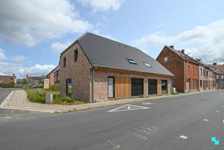 Kwalitatieve nieuwbouwwoningen met een bewoonbare oppervlakte van 156m² tot 170m² gelegen op percelen van 289m² tot 302m². Deze volledig...