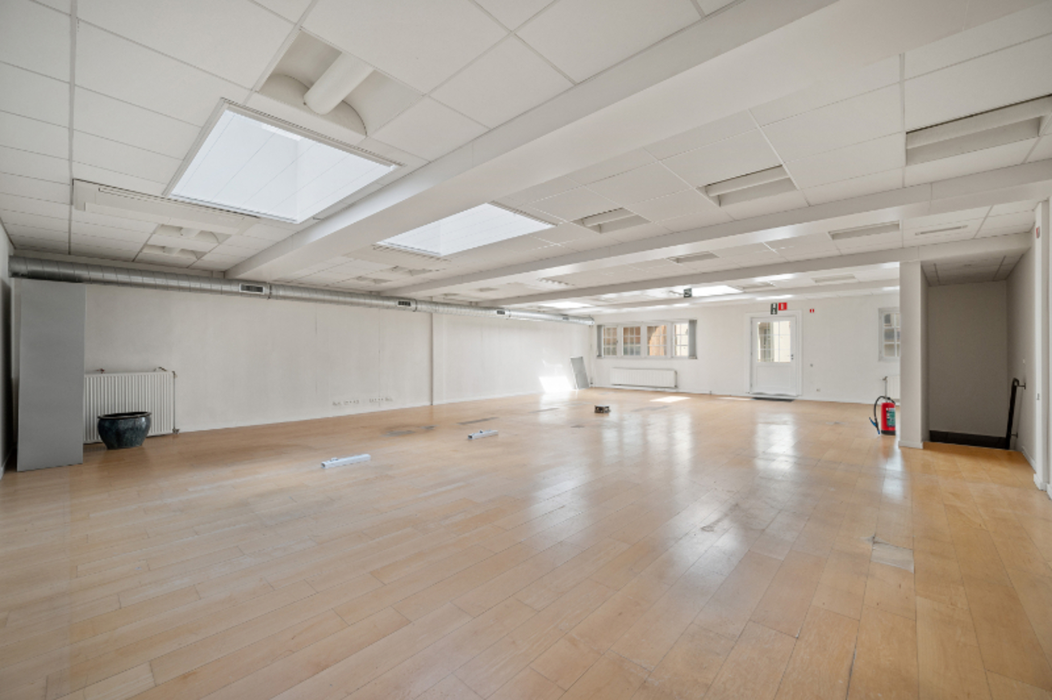 Kantoorgebouw te huur vlakbij de Koningsstraat in Brussel - foto 3