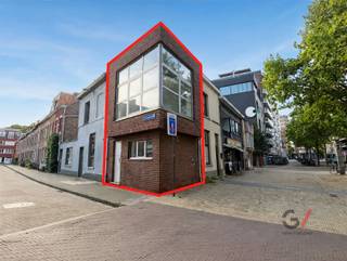 <p><strong>Unieke stadswoning op een toplocatie in Leuven</strong></p><p>Zoek je het gezellige gevoel van een studio of appartement, maar wil je de complete vrijheid van een eigen woning én geen maandelijkse gemeenschappelijke kosten? Dit charmante hoekhuis in het hart van Leuven combineert het beste van twee werelden.</p><p>Bij binnenkomst stap je meteen in een praktische berging waar je moeiteloos je fiets binnen zet. Dat is een enorme troef in de stad, want je hoeft je tweewieler nooit meer op straat te laten staan. Op dit gelijkvloers bevinden zich ook de douchekamer en het toilet.</p><p>Via de trap bereik je het woongedeelte met de keuken. Dankzij de hoekligging en de grote raampartijen stroomt het daglicht hier volop naar binnen. Zet je de schuiframen wijd open, dan haal je buiten naar binnen en geniet je meteen van een heerlijk terrasgevoel.</p><p>Nog een verdieping hoger bevindt zich het slaapgedeelte. Hier is een extra wastafel voorzien, zodat je voor het slapengaan eenvoudig je tanden poetst zonder naar beneden te hoeven lopen.</p><p>Kortom, een unieke en zelfstandige woning op een uitstekende plek in de stad!<br />Contacteer vandaag nog Kim van Gilles vastgoed (+32 468 486 127) en plan jouw bezoek. </p>