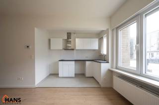 Inkomhal; apart toilet; leefruimte met open keuken met kasten, kookplaat, dampkap en ruimte voor een eigen koelkast en vaatwasser; badkamer...