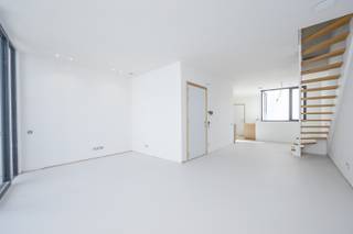 <strong>Modern duplexappartement met 2 slaapkamers</strong><br />In de recent opgerichte residentie RES.ORT, gelegen vlakbij de levendige Visserskaai in het hart van Oostende, bevindt zich dit ruim en lichtrijk duplexappartement bestaande uit een ruime woonkamer met grote raampartijen en toegang tot het terras, een open volledig uitgeruste keuken, 2 comfortabele slaapkamers en een stijlvolle badkamer met inloopdouche Het appartement combineert modern wooncomfort met een ideale ligging nabij de jachthaven, restaurants en het stadscentrum.
<ul>
<li>Totale bewoonbare oppervlakte : 116 m²</li>
<li>EPC: A-label</li>
<li>gemeenschappelijke fietsenberging</li>
</ul>