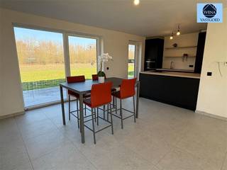 HALFOPENBEBOUWINGDeze prachtig gelegen volledig afgewerkte woning/ volledig zelf te kiezen materiaal binnen deze prijs op +~ 5 are grond ligt op een...