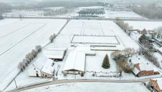 Deze eigendom ligt in een doodlopende straat omgeven door velden, rust en privacy. <br /><br />De hoeve is voorbestemd voor landbouw of para-agrarische activiteiten, bevat een stal dewelke momenteel is ingericht met 17 paardenboxen. Verder is er een binnenpiste en buitenpiste (30m x 60m) aanwezig. De overige loodsen zijn voorzien voor opslag. <br />Achteraan bevinden zich de omheinde weides. <br /><br />De woning omvat op het gelijkvloers een open keuken met eethoek en een authentieke leefruimte met hoge plafonds. Op het gelijkvloers is er ook een apart toilet en badkamer voorzien van dubbele lavabo en een douche-bad. <br /><br />Op de eerste verdieping zijn er 2 tot 3 slaapkamers en is er toegang tot de zolder, deze is nog perfect in te richten als masterbedroom. Aanpalend aan de woning bevindt zich een bijgebouw (vergund als stallen), deze werd recent volledig gerenoveerd tot kantoor met berging en sanitaire blok. Deze woning is voorzien van pelletkachels.<br /><br />Veelzijdige eigendom voor de professionele paardenfokker of een andere (para) agrarische activiteit!