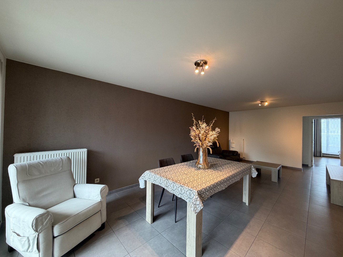 Gezellig en mooi appartement met 2 slaapkamers en autostaanplaats te huur in centrum van Geel! - foto 2