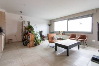<div><div> <p>Modern appartement van 67 m² met terras.</p><p>Dit recente appartement is gelegen op de 1ste verdieping van een verzorgd gebouw met lift. De leefruimte is voorzien van een tegelvloer en sluit aan op de open, ingerichte keuken met keramische kookplaat, dampkap, vaatwasser en koelkast. Aan de voorzijde bevindt zich een terras van 6 m². Het appartement beschikt over twee slaapkamers, waarvan één kleinere kamer. De badkamer is uitgerust met een douche en wastafelmeubel. Verder is er een afzonderlijk toilet met handenwasser. Daarnaast is er een gemeenschappelijke fietsenberging. De algemene onkosten bedragen € 40 per maand en omvatten onder meer het elektriciteitsverbruik van de gemene delen en de lift.</p></div> </div>
