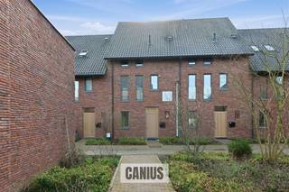 <p><span>WONING MET LIFT NABIJ HET CENTRUM</span></p><p><span> </span></p><p><span>Sint-Agneshof 6 te Sint-Truiden is de thuisbasis van deze hedendaagse woning. </span></p><p><span>We bevinden ons op wandelafstand van het bruisende centrum en vlakbij de ingang van natuurdomein Het Speelhof. </span></p><p><span>Eveneens het openbaar vervoer en de belangrijke invalswegen richting Hasselt, Tienen en Gingelom zijn vlakbij gelegen.</span></p><p><span> </span></p><p><span>Bij het betreden van de woning ontdekken we een inkomhal, een apart gastentoilet, een ruime leefruimte met open keuken en een berging.</span></p><p><span> </span></p><p><span>De eerste verdieping biedt een nachthal, een badkamer, twee slaapkamers en een berging.</span></p><p><span> </span></p><p><span>De zolderverdieping werd netjes afgewerkt, hier vinden we ook twee slaapkamers, een badkamer en de technische ruimte terug.</span></p><p><span> </span></p><p><span>Bijkomend beschikt deze woning over een aangenaam terras en voldoende parkeergelegenheid op de gratis parking van het Begijnhof.</span></p><p><span> </span></p><p><span>Als kers op de taart beschikt deze woning over een personenlift, dit maakt de woning geschikt voor jong en oud.</span></p><p><span>Momenteel is deze woning verhuurd, voor paramedische activiteiten, ideaal als investering of voor eigen bewoning.</span></p><p><span> </span></p><p><span>KORT SAMENGEVAT</span><span>:</span></p><p><span>Vraagprijs: € 445.000,00</span></p><p><span>Verkoop onder registratierechten (2% of 12%)</span></p><p><span> </span></p><p><span>Nieuwsgierig naar deze woning?</span></p><p><span>Maak snel een afspraak en kom ze ontdekken 078 78 30 39 <span>info@canius.be</span></span></p><p><span> </span></p><p><span>*Deze gegevens zijn louter ter informatieve titel. De vermelde oppervlaktes zijn slechts indicatie. Canius Real Estate kan niet verantwoordelijk gesteld worden voor de juistheid van de aan haar verstrekte gegevens. </span></p><p><span> </span></p>