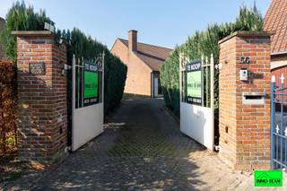 +++ Neerveldlaan 56, Ternat +++<br /><br /><strong>Zeer rustig gelegen </strong>en toch vlak bij het centrum, bevindt zich deze <strong>prachtige ruime villa</strong> te Ternat. Scholen, winkels en openbaar vervoer bevinden zich op wandelafstand met bovendien het op- en afrittencomplex van de E40 (Brussel–Gent) op slechts enkele minuten rijden. De woning, die recent grotendeels in een nieuw jasje werd gestoken, is bijzonder ruim en praktisch ingericht, waarbij alle woonfuncties zich op het <strong>gelijkvloers</strong> bevinden. U wordt verwelkomd in een <strong>ruime inkomhal </strong>met gastentoilet, die toegang biedt tot de <strong>lichtrijke en ruime woonkamer</strong> met eet-en zithoek en de semi-open <strong>volledig geïnstalleerde keuken</strong> (2023). De villa beschikt over drie volwaardige slaapkamers, een dressing en een <strong>recente badkamer</strong> met moderne inloopdouche, dubbele lavabo en tweede toilet. Daarnaast is er een bureau, ideaal voor thuiswerk of hobbyruimte. De <strong>ruime geïsoleerde zolder</strong>, toegankelijk via uittrekbare trap, biedt heel wat extra bergruimte. De <strong>inpandige garage</strong> met automatische poort biedt plaats aan twee wagens met ook heel wat extra bergruimte. Verder is er ook nog een aparte berging met aansluiting wasmachine/droogkast. Tenslotte zorgen de <strong>ruime veranda</strong>, het<strong> overdekte terras</strong> en de <strong>aangename tuin</strong> voor heerlijke momenten van ontspanning in alle privacy. Interesse ? Contacteer ons snel via 0478/059069 of info@immoteam.be en ontdek zelf het comfort en de rust die deze woning te bieden heeft.