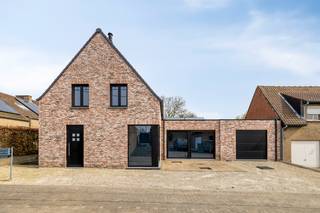 OPENDEURDAG OP ZATERDAG 4 APRIL 2026 tussen 14u00 en 18u00 (op afspraak)Energiezuinige woning op zeer rustige en landelijke locatie. Dankzij de...