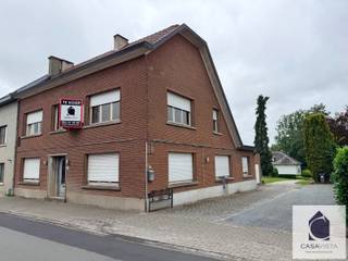 TE RENOVEREN GEZINSWONING MET 4 SLAAPKAMERS, TUIN EN GARAGES TE GERAARDSBERGEN. Bent u op zoek naar een woning met ruimte en potentieel waar u volledig uw eigen stempel op kan drukken? Deze halfopen bebouwing, gelegen aan de Hoge Buizemont 13 te Geraardsbergen, biedt tal van mogelijkheden voor wie een renovatieproject ambieert. De woning werd opgericht rond 1953 en bevindt zich op een ruim perceel van 982 m², bestaande uit een woonperceel met tuinzone. Binnenin beschikt de woning over vier slaapkamers, wat ze bijzonder geschikt maakt voor gezinnen of wie extra ruimte wenst. De woning is volledig te renoveren en biedt daardoor de ideale kans om deze naar eigen smaak en hedendaagse normen te herinrichten. Verwarming gebeurt via stookolie en er is reeds centrale verwarming aanwezig. Buiten geniet u van een eigen tuin met aansluitend twee garageboxen die grenzen aan de woning, wat zorgt voor extra comfort en parkeermogelijkheden. Daarnaast dient u rekening te houden met enkele belangrijke elementen: de elektrische installatie is momenteel niet conform en er werd asbest vastgesteld in het gebouw, wat het pand bijzonder geschikt maakt voor kopers die een totaalrenovatie willen uitvoeren en meteen alles volgens de huidige normen wensen aan te pakken. Aan de rechterzijde van de woning bevindt zich een weg waarop een erfdienstbaarheid rust, die gedeeld wordt met de buur op nummer 11. Dit dient gerespecteerd te worden en biedt een praktische toegang. Stedenbouwkundig is het perceel gelegen in woongebied, wat de woonfunctie bevestigt en toekomstmogelijkheden biedt binnen het bestaande kader. Kortom: een interessante opportuniteit voor handige kopers, investeerders of gezinnen die op zoek zijn naar een woning met ruimte, potentieel en een gunstige ligging in Geraardsbergen. Vraag een bezoek via tel 054412500 aan het CasaVista Team en krijg meer info ter plaatse van vastgoedmakelaar Cedric.