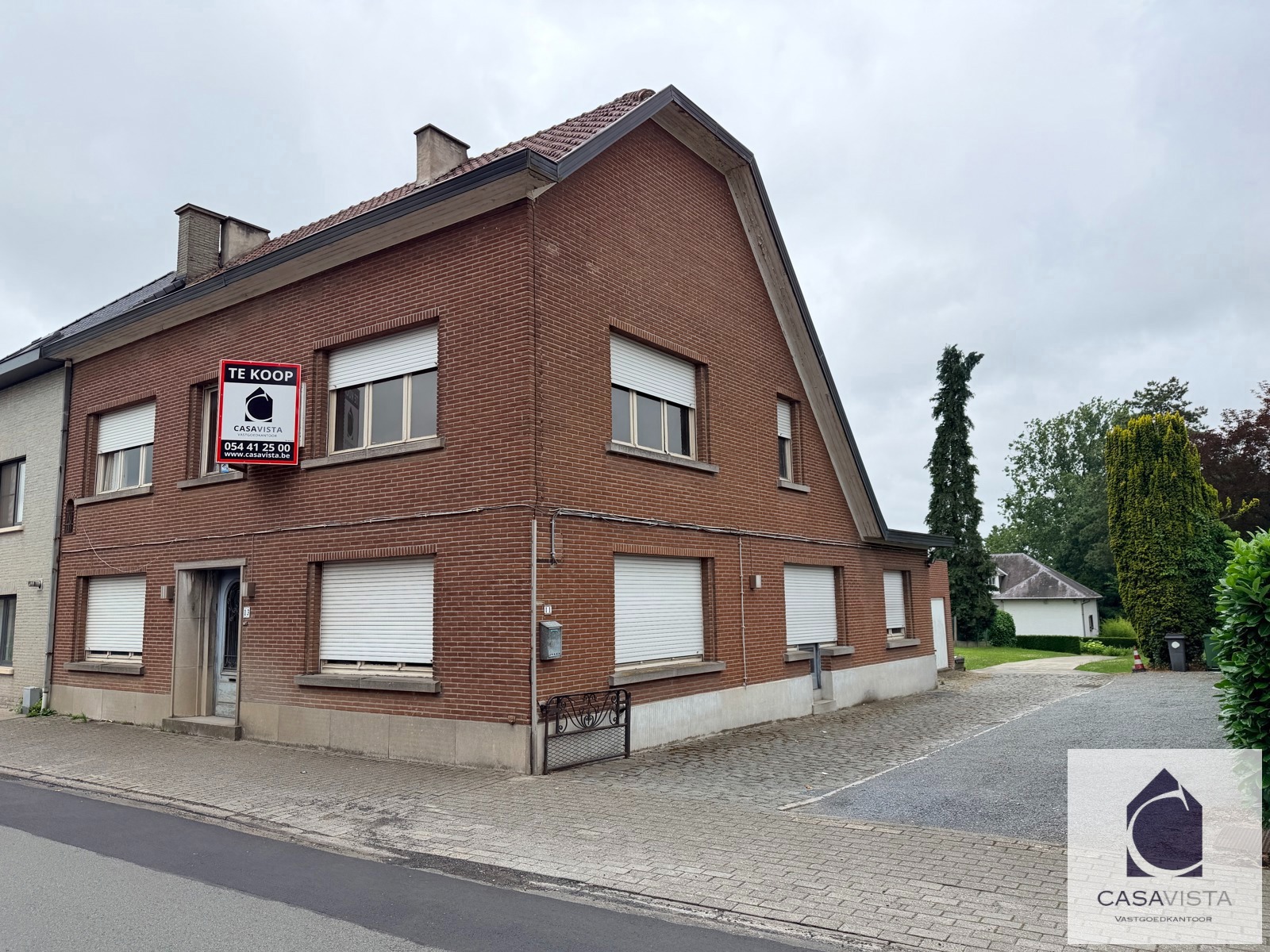TE RENOVEREN GEZINSWONING MET 4 SLAAPKAMERS, TUIN EN GARAGES TE GERAARDSBERGEN. - foto 1