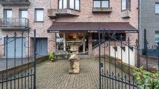 Handelspand met 9m gevel en 2x90m² vloeroppervlak + ruime tuin.Indeling : vooraan verharding waar 2 auto's kunnen staan. Momenteel mooie...