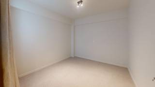 Dit  gerenoveerde en instapklare appartement biedt een ideale combinatie van comfort, ligging en gezelligheid. Het appartement beschikt over 2 slaapkamers en geniet van een aangenaam zijdelings zeezicht. Dankzij de uitstekende ligging bevindt u zich op slechts wandelafstand van de zee en de dijk, perfect voor ontspannende wandelingen en genieten van het kustgevoel.<br />In de directe omgeving vindt u diverse winkels, horecazaken en voorzieningen, waardoor alles binnen handbereik is. Het appartement kreeg een moderne afwerking en een aangename woonindeling.