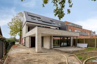 Gelijkvloers nieuwbouwappartement met 2 slaapkamers met recreatievoorzieningen, horeca en OV binnen handbereik geniet u van maximaal wooncomfort. De nabijheid van de N103, N18 en de Zuiderring zorgt ervoor dat niet alleen het appartement, maar ook de omliggende gemeenten gemakkelijk bereikbaar zijn.<br /><br />Omschrijving:<br />Comfort en kwaliteit staan centraal in dit project. Elk appartement wordt afgewerkt met hoogwaardige materialen, waarbij u de mogelijkheid heeft om afwerkingen naar eigen smaak te kiezen, conform het lastenboek. Dankzij de toepassing van de nieuwste technieken voldoet elke wooneenheid aan de hedendaagse en toekomstige normen. Bovendien worden alle appartementen uitgerust met zonnepanelen, wat bijdraagt aan een duurzame en energiezuinige woonomgeving.<br /><br />Het appartement heeft een bewoonbare oppervlakte van 107 m² en bestaat uit:<br />- Inkomhal<br />- Gastentoilet<br />- 2 ruime slaapkamers<br />- Badkamer<br />- Berging/wasplaats<br />- Leefruimte met eet- en zitgedeelte<br />- Volledig uitgeruste open keuken<br />- Terras van 17m²<br />- Tuin van 60m²<br /><br />Daarnaast wordt er bij het appartement een carport en een tuinberging voorzien, die verplicht bij aan te kopen zijn. Deze prijzen zijn exclusief 21% btw en registratierechten.<br /><br />Voor meer informatie of om een bezoek aan dit project te plannen, staan wij graag voor u klaar. Neem gerust contact met ons op via info@vastengoed.be of telefonisch via 014/72.73.74.<br /><br />Wenst u een gratis schatting van uw eigendom? Contacteer ons vrijblijvend voor een afspraak.