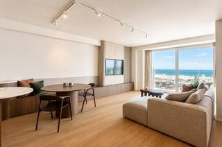 Dit exclusieve appartement is gelegen in een verzorgde residentie waarvan de gevel, de ramen en de inkomhal recent volledig werden gerenoveerd. De hoogwaardige afwerking, de doordachte indeling en de talrijke stijlvolle maatwerkkasten zorgen voor een uitzonderlijk wooncomfort.<br /><br />Indeling: ruime inkomhal met gastentoilet en een volledige wand met elegante maatwerkkasten. De lichtrijke leefruimte biedt een prachtig frontaal zeezicht en beschikt over een stijlvolle, volledig uitgeruste open keuken, voorzien van alle hedendaagse comfort, waaronder een praktische Quooker-kraan. De aansluitende eetruimte en het gezellige salon vormen samen een harmonieus geheel, verrijkt met talrijke ingewerkte maatwerkkasten. Verder is er een praktische berging/wasplaats.<br /><br />De royale masterbedroom beschikt over maatwerkkasten en een ensuite douchekamer met inloopdouche, tweede toilet en kwaliteitsvolle afwerking. De tweede slaapkamer is ingericht met een ingebouwd stapelbed en een stijlvol maatwerkmeubel met wastafel.<br /><br />Mogelijkheid tot aankoop van een vlot bereikbare autostaanplaats in de residentie.<br /><br />Dit appartement vormt een perfecte harmonie tussen ruimte, licht, comfort en tijdloze elegantie, op een absolute topligging aan zee.