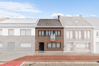 <p>Op een strategische ligging in <strong>Zele</strong> bevindt zich deze te <strong>moderniseren</strong> woning. Deze woning betreden we via de inkomhal. Via de inkomhal komen we in de <strong>ruime leefruimte</strong> terecht. Via de leefruimte komen we in de keuken terecht, waar er ook een vaste trap is naar de <strong>kelder</strong>. Via de keuken betreden we nog de <strong>extra bergruimte</strong> of <strong>wasplaats</strong> en een <strong>veranda</strong>. Via de veranda komen we in de gezellige <strong>tuin met terras</strong>. Achteraan de woning is er een <strong>garage</strong> voorzien die men kan betreden via een achterliggende weg. Dit is een <strong>absolute troef</strong> van deze woning. Via een vaste trap betreden we de eerste verdieping, waar zich <strong>3 slaapkamers</strong> bevinden en een <strong>badkamer met douche</strong>. <strong>CV op Aardgas - Garage - Betonconstructie - EPC (E)</strong></p>