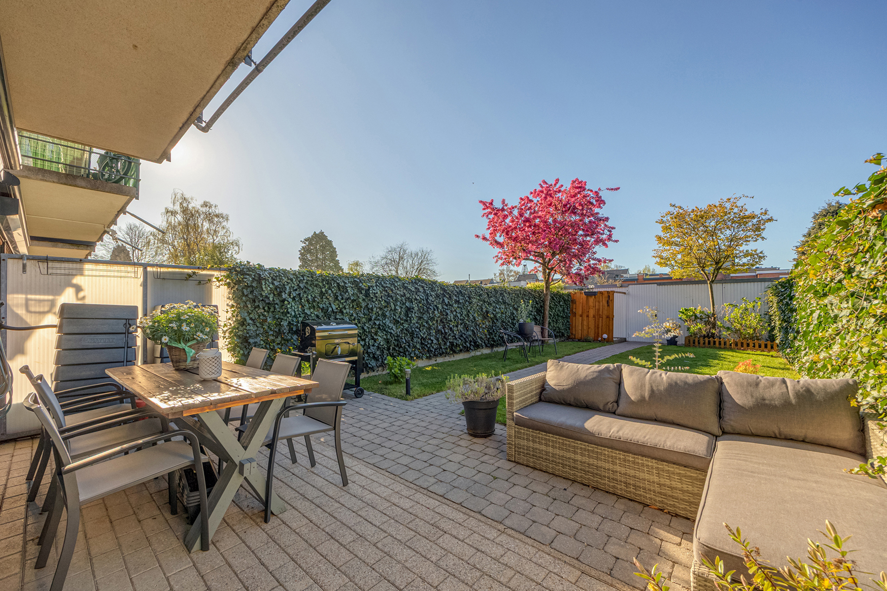 Gelijkvloersappartement met tuin en garage - foto 1