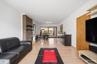 IN OPTIE <br /><br />Op zoek naar een gezellige gezinswoning op een rustige ligging? Dan is deze woning in Mechelen-Noord zeker een bezoek waard!<br /><br />Via de inkomhal met gastentoilet betreedt u de aangename leefruimte, die aansluit op de halfopen keuken en de lichtrijke veranda. De veranda vormt een mooie overgang naar de gezellige tuin, waar u in alle rust kunt genieten van het buitenleven. Aansluitend bevindt zich een praktische berging/wasruimte.<br /><br />Vanuit de inkomhal is tevens de kelder/kruipkelder bereikbaar, ideaal als extra opslagruimte.<br /><br />Op de eerste verdieping vindt u twee ruime slaapkamers, een derde slaapkamer die perfect dienst kan doen als kinder-, logeer- of bureauruimte, en een badkamer uitgerust met een ligbad. Via een aparte technische ruimte is ook de zolder toegankelijk, die bijkomende opbergmogelijkheden biedt.<br /><br />Met een EPC-label C (234 kWh/m²/jaar) geniet u bovendien van een degelijke energieprestatie, zonder renovatieverplichting.<br /><br />Recent zijn er nog heel wat zaken vernieuwd: volledig nieuw dak, nieuwe ramen (3-dubbel glas), voordeur, verwarmingsketel etc.<br /><br />Dankzij de rustige ligging in Mechelen-Noord, de praktische indeling en de gezellige tuin vormt deze woning de ideale thuis voor gezinnen, starters of investeerders die op zoek zijn naar een woning met veel potentieel.